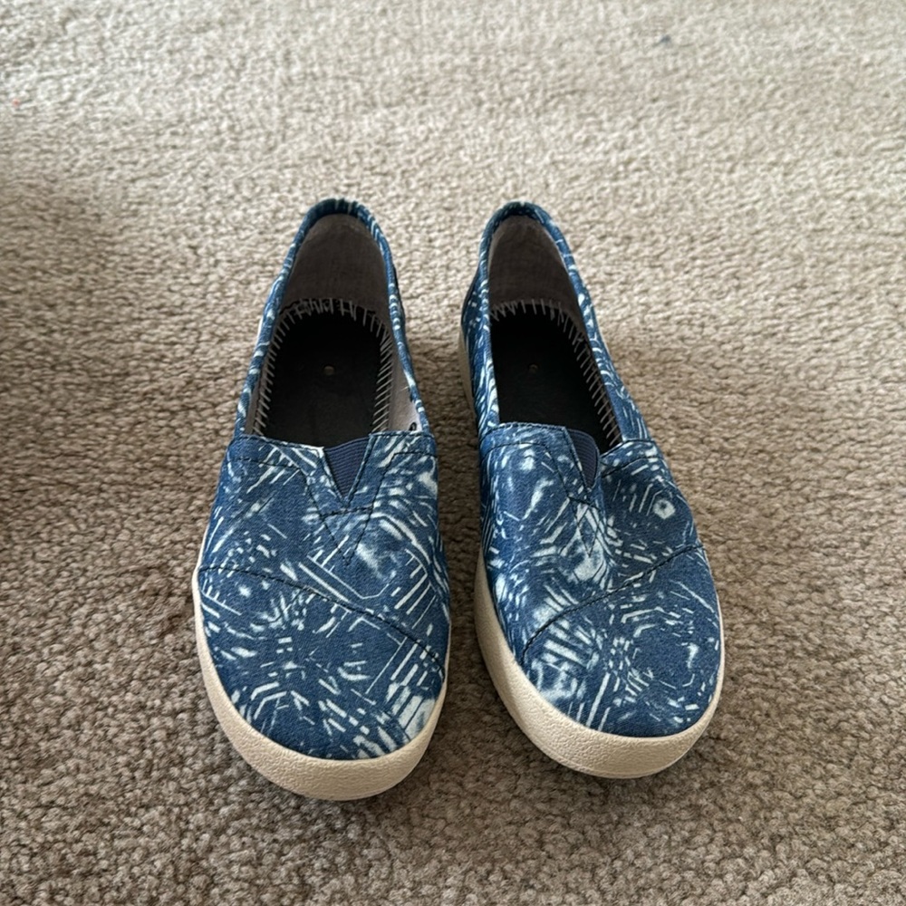 Tom’s girls shoes